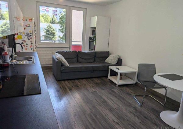 Predaj 3 izbový moderný byt v centre s balkónom