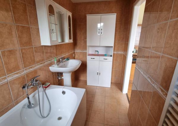 *REZERVOVANÉ*  4-izb rodinný dom s pozemkom 900 m²  - Moravany n/V