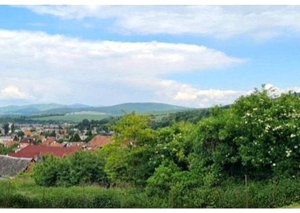 Slnečný pozemok s pekným výhľadom 633m2, Banka pri Piešťanoch