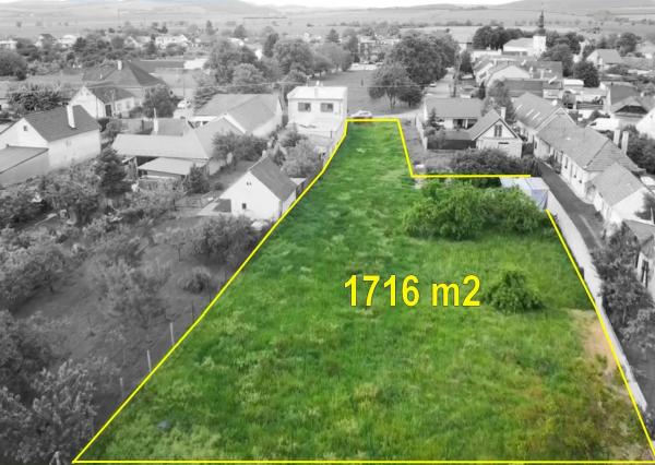NA PREDAJ DVA STAVEBNÉ POZEMKY V CENTRE OBCE OSTROV PRI PIEŠŤANOCH