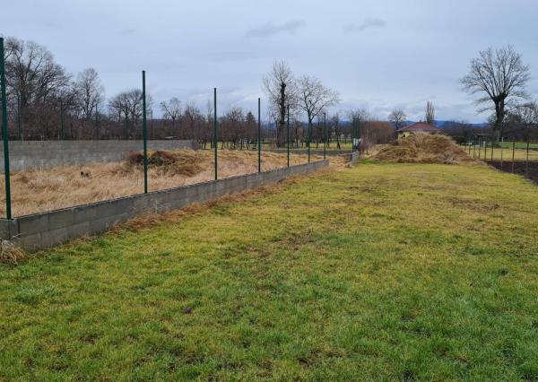 NA PREDAJ DVA STAVEBNÉ POZEMKY V CENTRE OBCE OSTROV PRI PIEŠŤANOCH