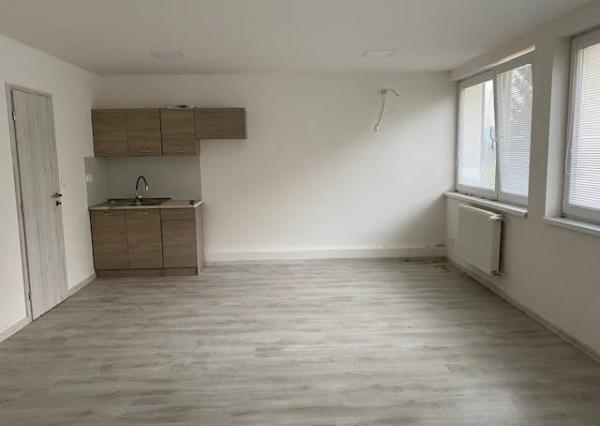 Kancelárske a prevádzkové priestory- Dubnica nad Váhom (52 m2, 104 m2)