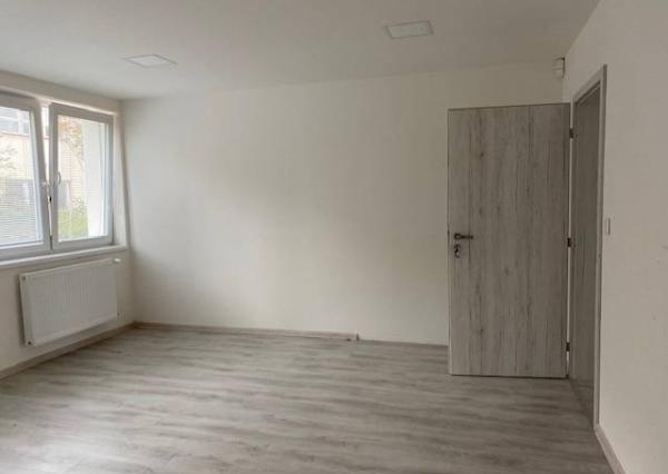 Kancelárske a prevádzkové priestory- Dubnica nad Váhom (52 m2, 104 m2)