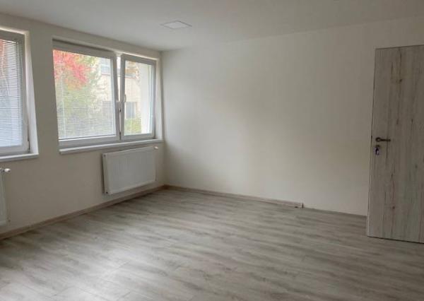Kancelárske a prevádzkové priestory- Dubnica nad Váhom (52 m2, 104 m2)