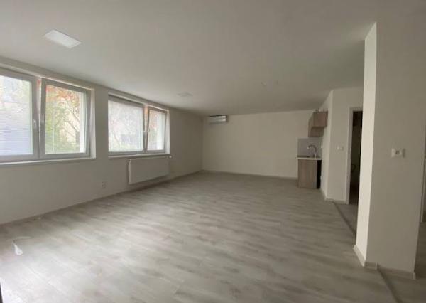 Kancelárske a prevádzkové priestory- Dubnica nad Váhom (52 m2, 104 m2)