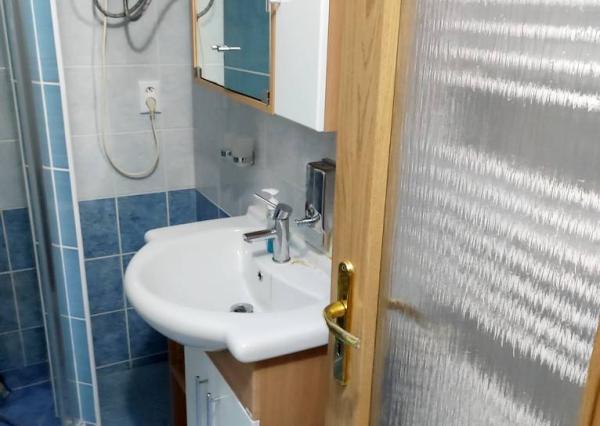 Murovaná chata v rekreačnej oblasti , Moravany nad Váhom - Výtoky