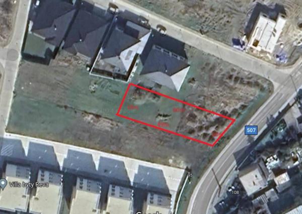 Slnečný stavebný pozemok 950m2, Banka