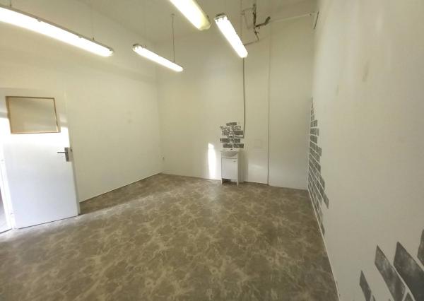 Prenájom šikovný obchodný priestor s umývadlom + 2 parkovacie miesta, 