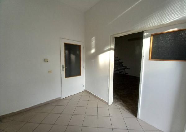 Prenájom šikovný obchodný priestor s umývadlom + 2 parkovacie miesta, 