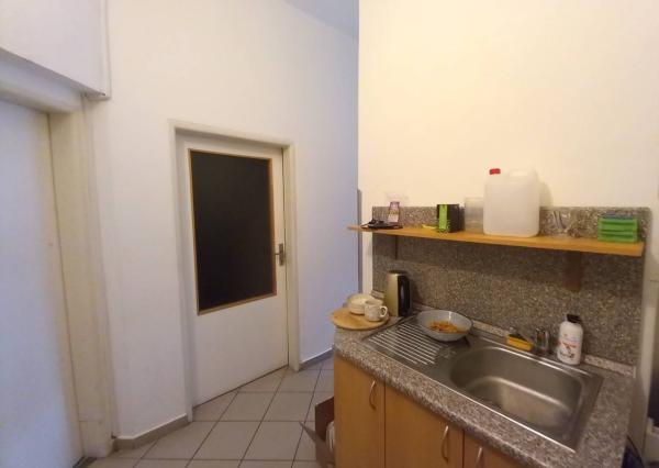 Prenájom šikovný obchodný priestor s umývadlom + 2 parkovacie miesta, 