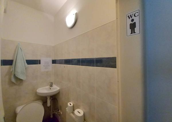 Prenájom šikovný obchodný priestor s umývadlom + 2 parkovacie miesta, 