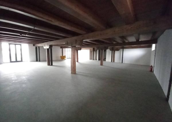 Prenájom priestranné obchodné priestory 150m2 + skladový priestor 50m2