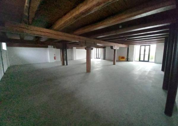 Prenájom priestranné obchodné priestory 150m2 + skladový priestor 50m2