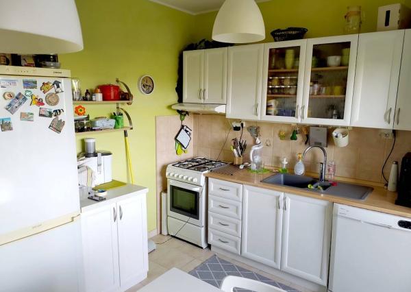 Prenajom izby s príslušenstvom a loggiou v trojizbovom byte, Piešťany