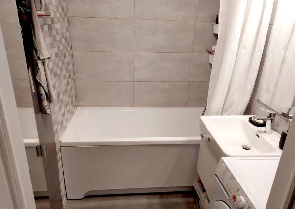 Prenajom izby s príslušenstvom a loggiou v trojizbovom byte, Piešťany