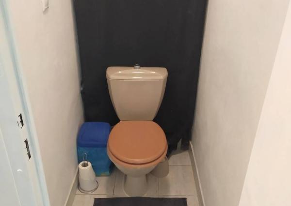 Prenajom izby s príslušenstvom a loggiou v trojizbovom byte, Piešťany