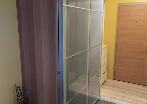 Prenajom izby s príslušenstvom a loggiou v trojizbovom byte, Piešťany