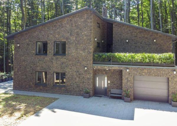 3-podlažná, 8-izbová rodinná vila, Modra Piesok nad Zochovou chatou