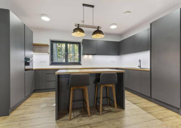 3-podlažná, 8-izbová rodinná vila, Modra Piesok nad Zochovou chatou