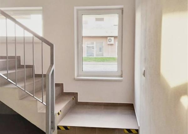 Na prenájom 2-izbový byt s terasou, 75 m², Kvetná ulica, Rovinka