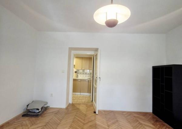 Na prenájom 1-izbový byt s balkónom, 27 m², Hollého, voľný od 15.6. 