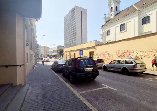 Na prenájom 1-izbový byt s balkónom, 27 m², Hollého, voľný od 15.6. 