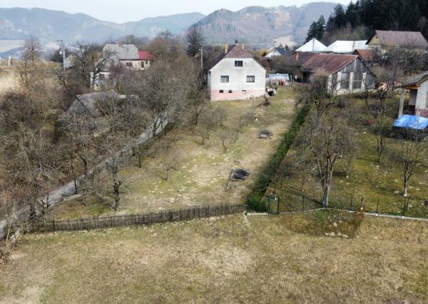 Rodinný Dom Košecké Podhradie, pozemok 1980 m2 , garáž a stodola