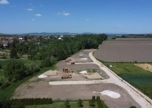 *REZERVOVANÉ* STAVEBNÝ POZEMOK 436 M² BOROVCE /VODA, ELEKTRINA, KANAL.