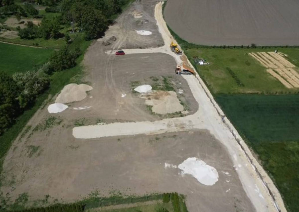 *REZERVOVANÉ* STAVEBNÝ POZEMOK 436 M² BOROVCE /VODA, ELEKTRINA, KANAL.