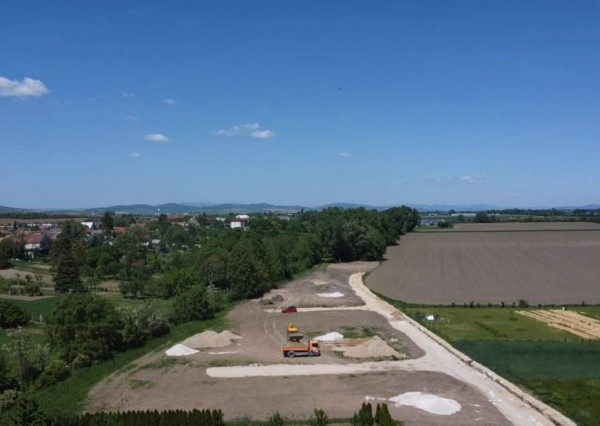 *REZERVOVANÉ* STAVEBNÝ POZEMOK 436 M² BOROVCE /VODA, ELEKTRINA, KANAL.