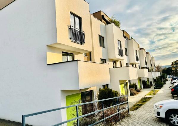 PREDANÉ Štýlový slnečný 2 izb byt v Novostavbe, terasa, balkón