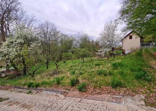 *REZERVOVANÉ* Stavebný pozemok 607 m2, Hôrka nad Váhom