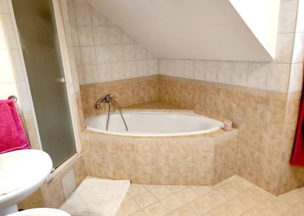 Priestranný rodinný dom so saunou, bazénom, fitness - Krakovany