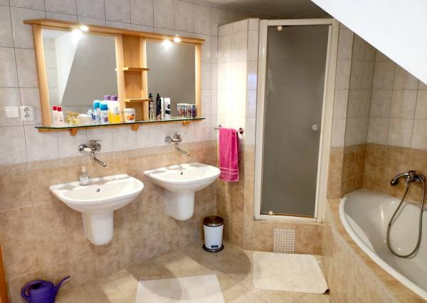 Priestranný rodinný dom so saunou, bazénom, fitness - Krakovany