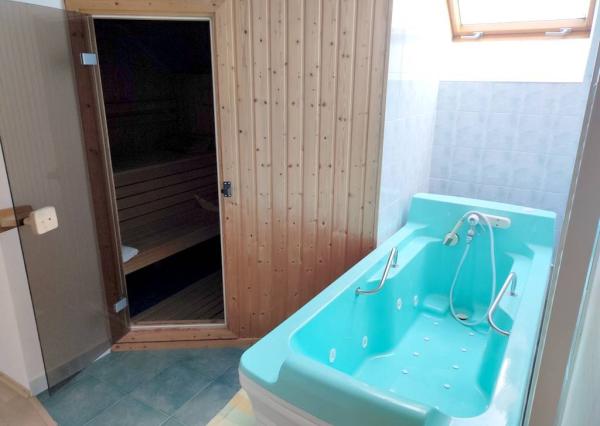 Priestranný rodinný dom so saunou, bazénom, fitness - Krakovany