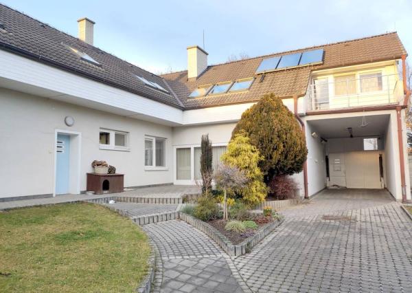 Priestranný rodinný dom so saunou, bazénom, fitness - Krakovany