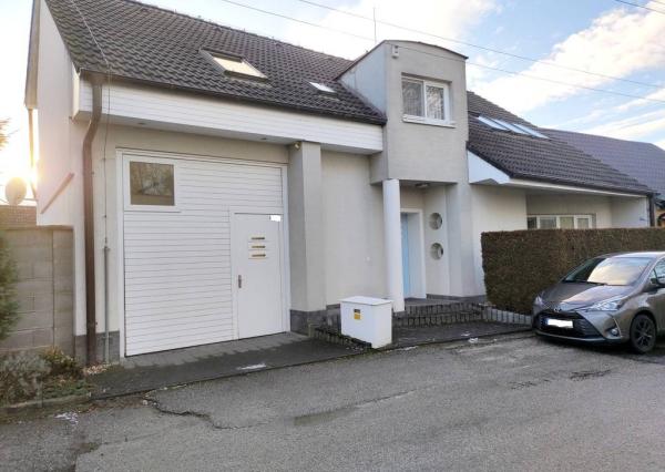 Priestranný rodinný dom so saunou, bazénom, fitness - Krakovany