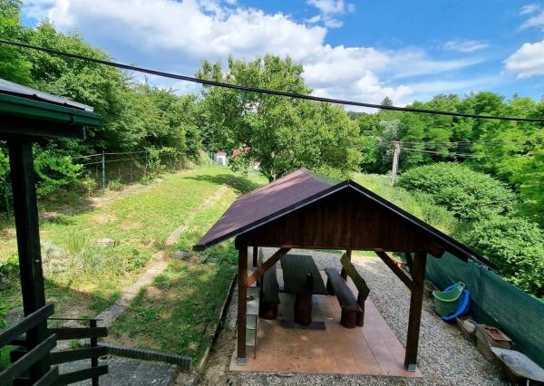 *VIDEO* Romantická chatka s čarovnou záhradou, Ratnovce pri Piešťanoch