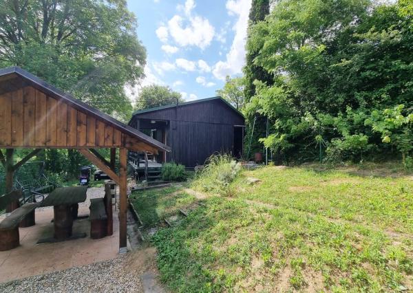 *VIDEO* Romantická chatka s čarovnou záhradou, Ratnovce pri Piešťanoch