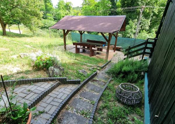 *VIDEO* Romantická chatka s čarovnou záhradou, Ratnovce pri Piešťanoch