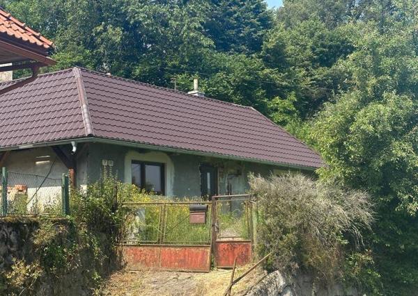 Na predaj rodinný dom 75 m², pozemok 520 m², Nová Baňa, kúpou voľný