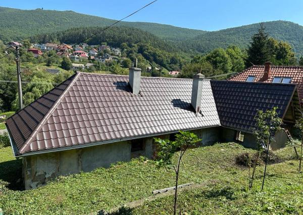 Na predaj rodinný dom 75 m², pozemok 520 m², Nová Baňa, kúpou voľný