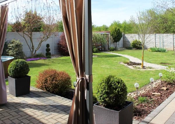 5 izbový rodinný dom, s krásnou záhradou, 9árový pozemok pri Nitre