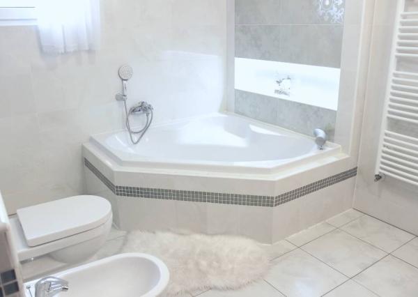 5 izbový rodinný dom, s krásnou záhradou, 9árový pozemok pri Nitre