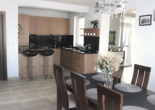 5 izbový rodinný dom, s krásnou záhradou, 9árový pozemok pri Nitre