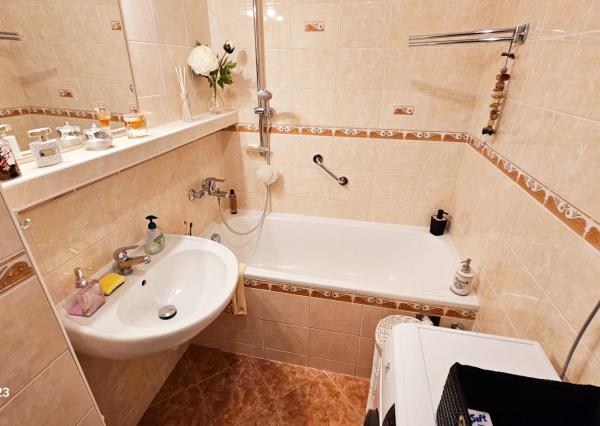 *PREDAJ* Zariadený 3-izbový byt s loggiou v srdci Piešťan !!