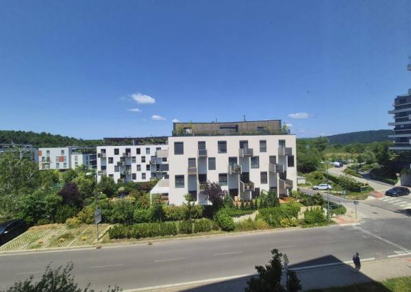 Na prenájom 3-izbový byt s lodžiou, 74 m², Pri Kríži., Dúbravka