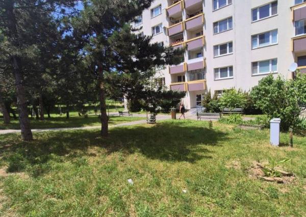 Na prenájom 3-izbový byt s lodžiou, 74 m², Pri Kríži., Dúbravka