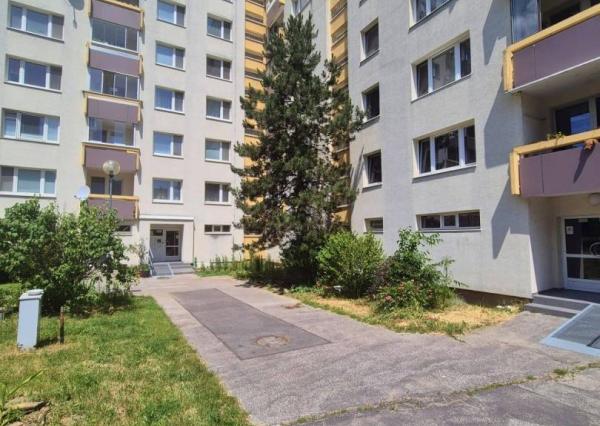 Na prenájom 3-izbový byt s lodžiou, 74 m², Pri Kríži., Dúbravka
