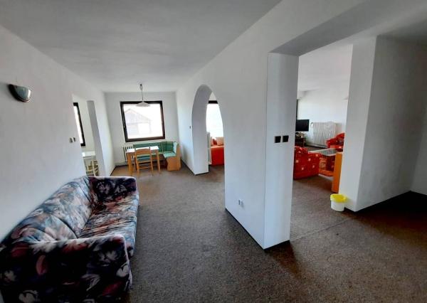 Prenájom 4 izbový byt s parkovaním, Pod Párovcami Piešťany.